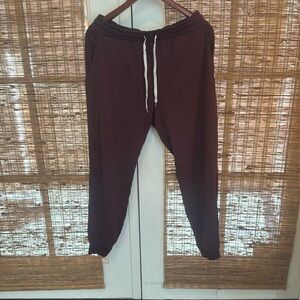 Vuori Performance jogger. Maroon Heather.